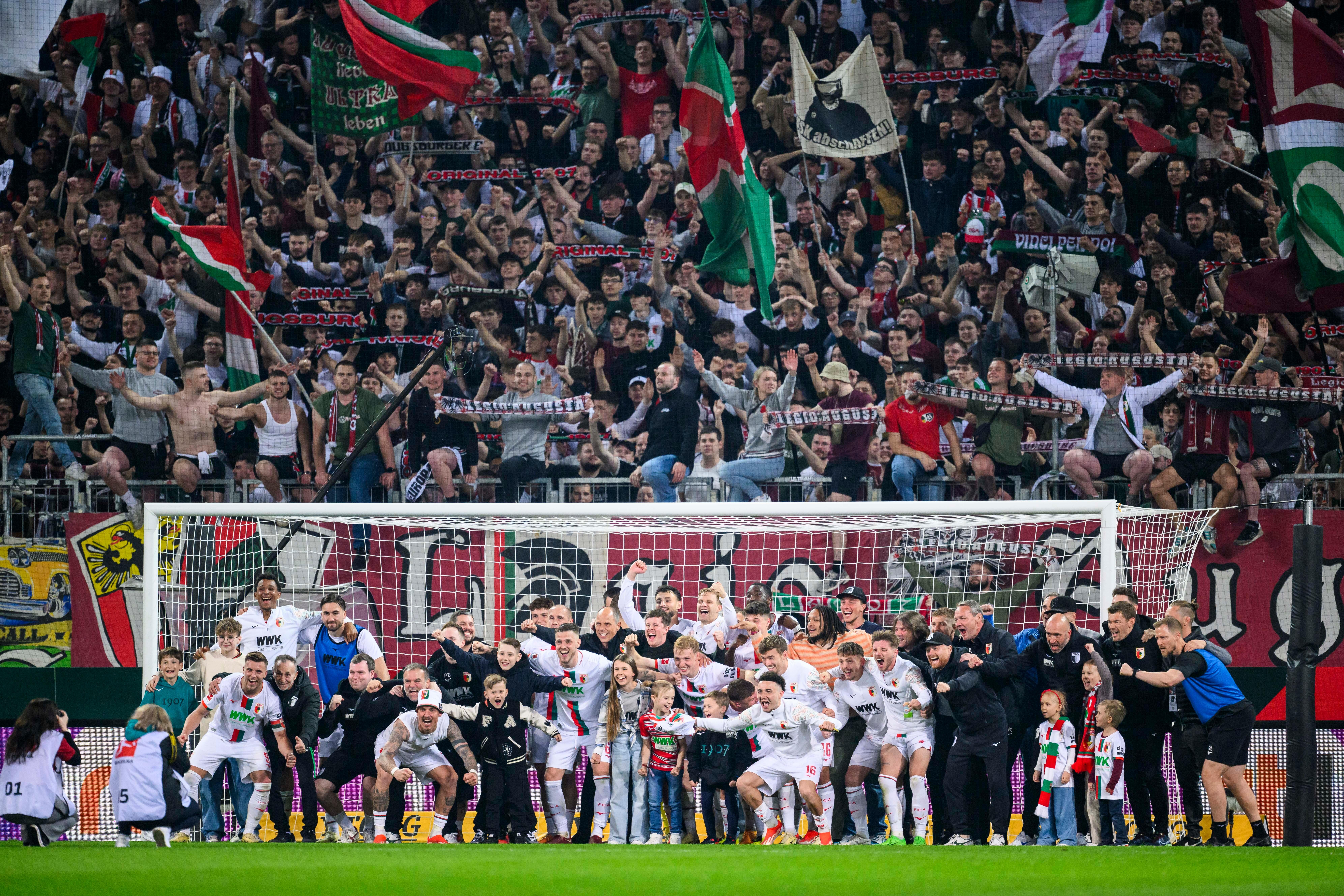 Der FC Augsburg nach dem 2:0 gegen Union Berlin vor den eigenen Fans