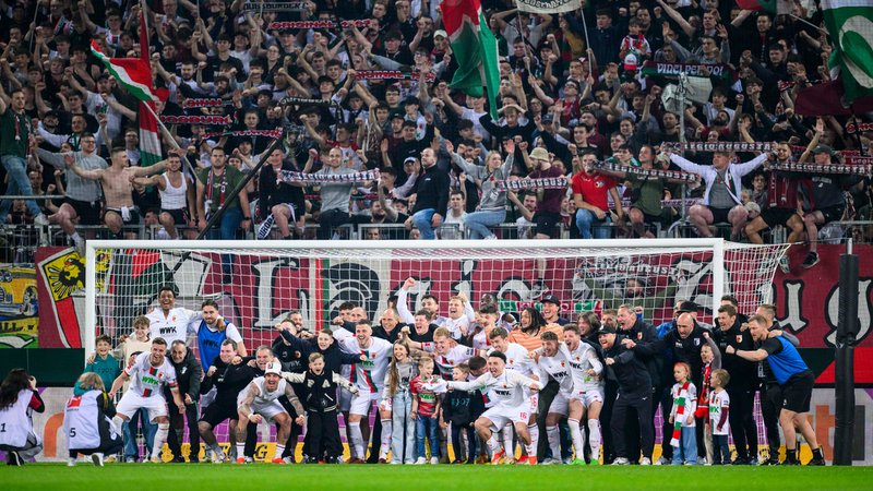 Der FC Augsburg nach dem 2:0 gegen Union Berlin vor den eigenen Fans
