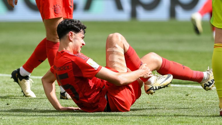 FC-Bayern-Spieler Aleksandar Pavlovic mit Schmerzen beim Spiel gegen Hoffenheim | Bild:picture alliance / Eibner-Pressefoto | Eibner-Pressefoto/Florian Schust