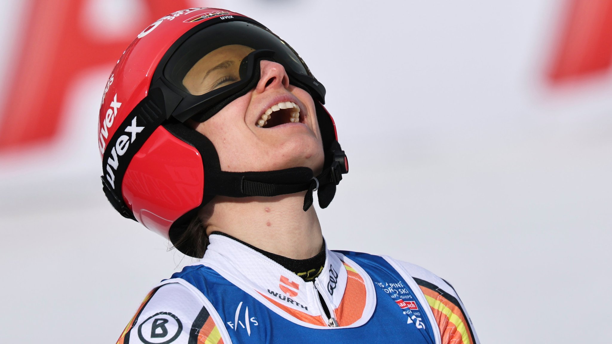 13.02.2025, Österreich, Saalbach-Hinterglemm: Ski alpin: Weltmeisterschaft, Riesenslalom, Damen, 2. Durchgang. Lena Dürr aus Deutschland reagiert im Zielbereich. Foto: Marco Trovati/AP/dpa +++ dpa-Bildfunk +++