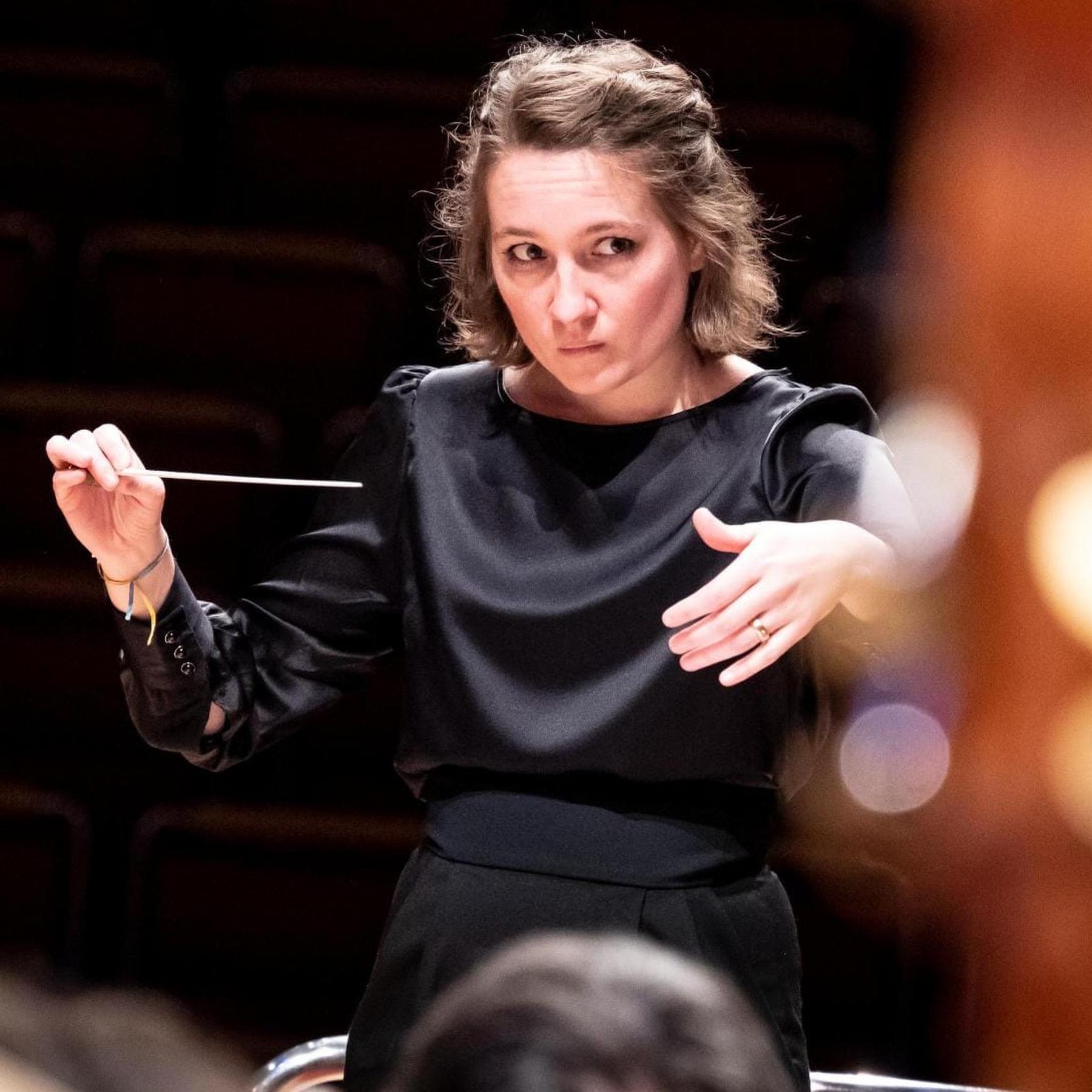Ustina Dubitsky, Dirigentin: zeigt großen Orchestern wo es lang geht