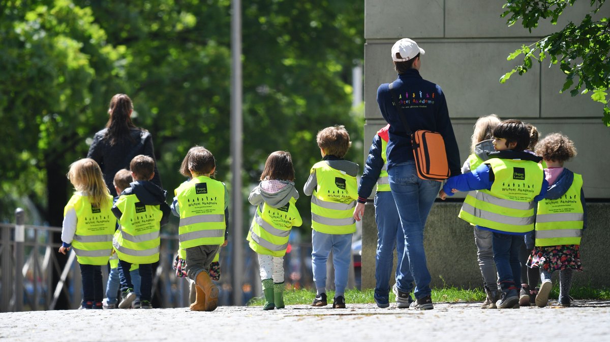 Kita-Kinder mit Betreuerinnen in München (Symbolbild)