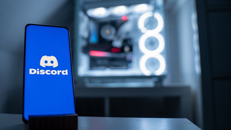 (Symbolbild) Auf dem Display eines Smartphones ist das Logo des Kommunikationsdienstes Discord zu sehen. Der Dienst wird haeufig von Gamern fuer Austausch und Sprachchat genutzt. | Bild: picture alliance / DZBA | Jonas Lohrmann (Symbolbild) Auf dem Display eines Smartphones ist das Logo des Kommunikationsdienstes Discord zu sehen. Der Dienst wird haeufig von Gamern fuer Austausch und Sprachchat genutzt.