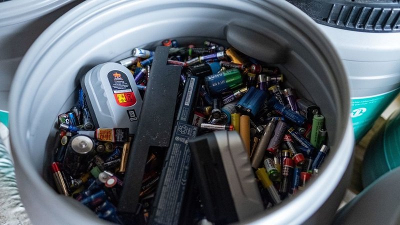 Batterien liegen in einer Entsorgungstonne auf einem Wertstoffhof in Hannover. 