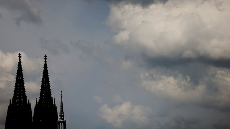 Nordrhein-Westfalen, Köln: Wolken ziehen am Dom vorbei. 