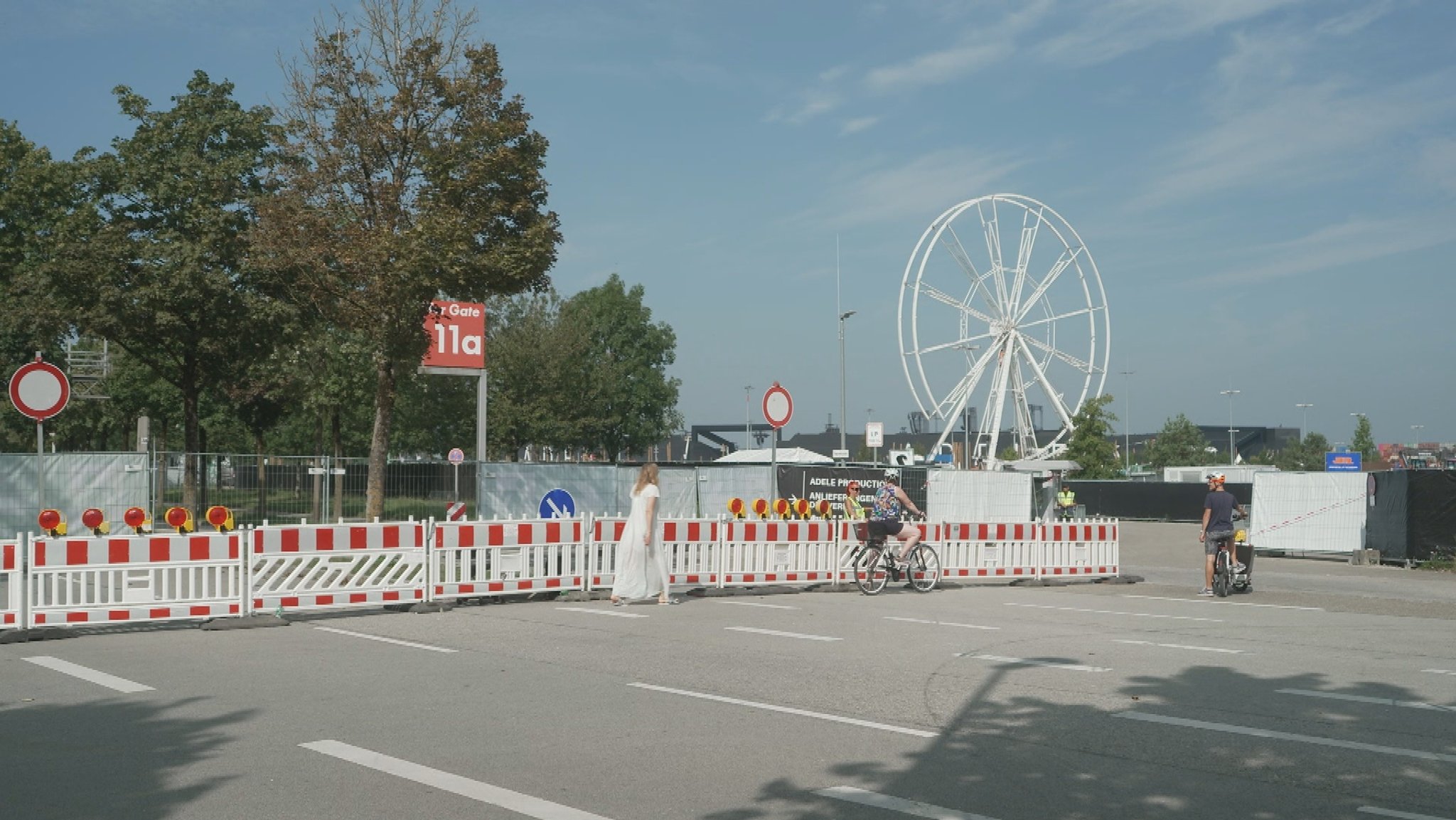 Auch die Straße vor dem Freigelände der Messe München ist abgeriegelt. 