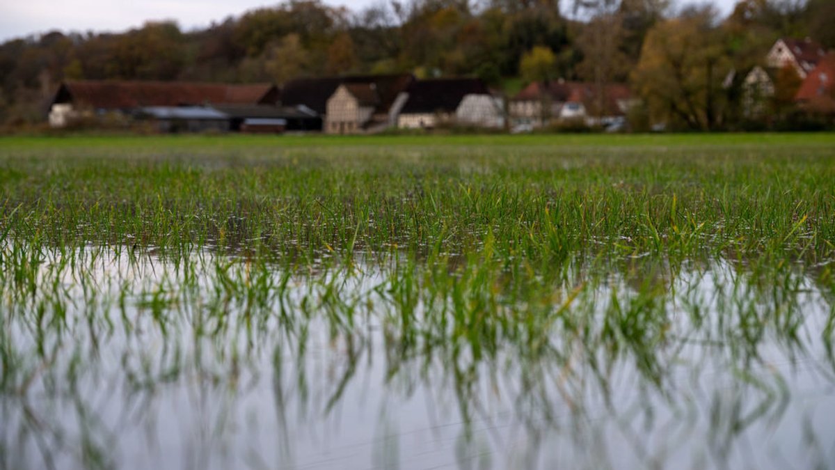 14.11.2023, Bayern, Hemmendorf: Wiesen vor einem Dorf sind überschwemmt. Bei Hemmendorf im Landkreis Haßberge in Unterfranken ist die Itz über die Ufer getreten. In den nächsten Tagen wird mit weiteren Niederschlägen gerechnet, wodurch das Hochwasser steigen könnte. Foto: Pia Bayer/dpa +++ dpa-Bildfunk +++