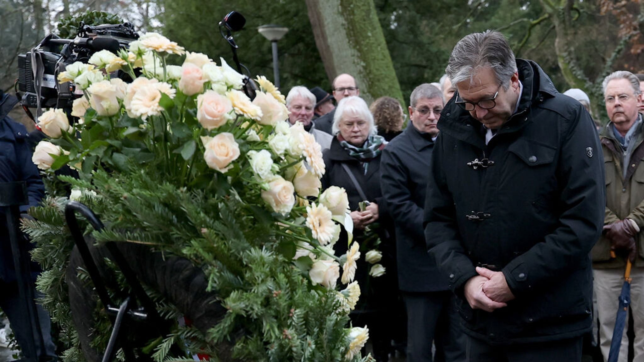 23.01.2025, Bayern, Aschaffenburg: Jürgen Herzing (SPD), Oberbürgermeister von Aschaffenburg, verneigt sich nach einer Kranzniederlegung nach dem tödlichen Angriff in einem Park. In einem Park in Aschaffenburg waren am Vortag ein zweijähriger Junge und ein 41-jähriger Mann getötet sowie zwei weitere Menschen schwer verletzt worden. Foto: Daniel Löb/dpa +++ dpa-Bildfunk +++