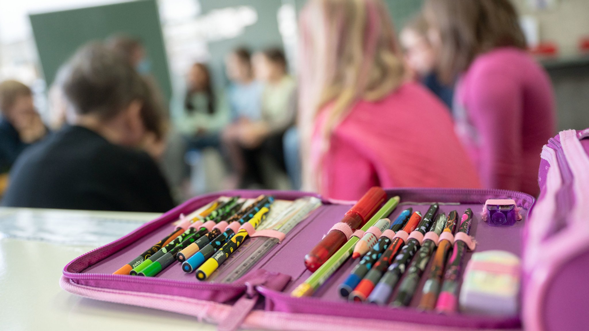 Vier-Tage-Modell an Schulen: Verbände und Parteien fassungslos