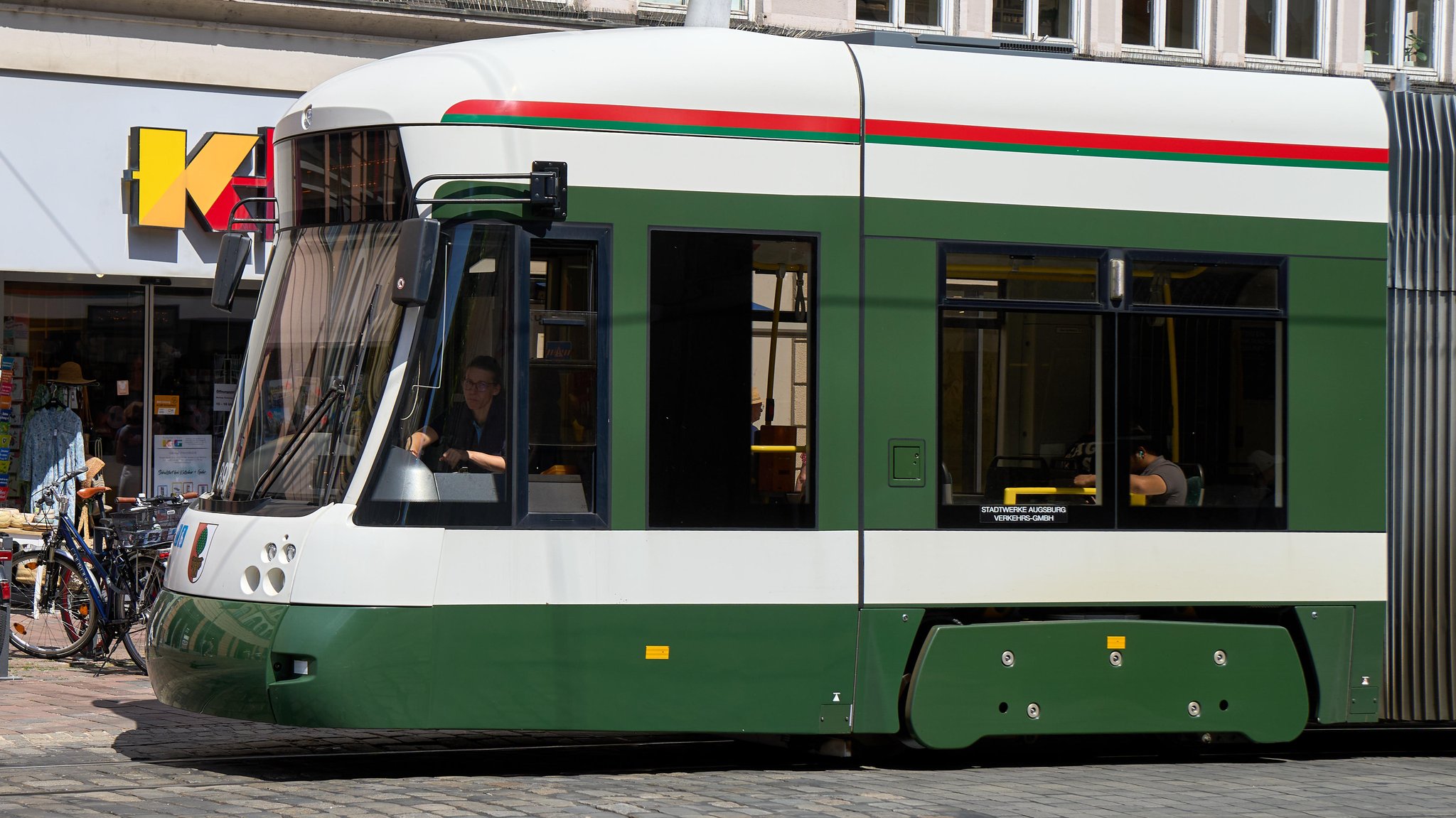 Eine Straßenbahn in Augsburg 