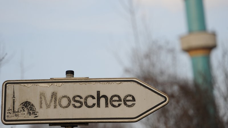 Ein Verkehrsschild mit der Aufschrift "Moschee" vor dem Islamischen Zentrum München.