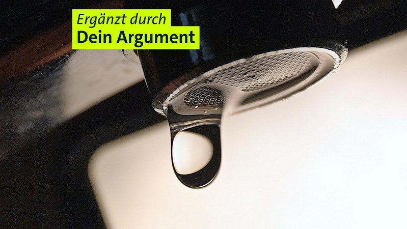 Ein Tropfen aus einem Wasserhahn. Wasser wird in Bayern etwas teurer: Der Landtag beschließt Wassercent | Bild: picture alliance / SvenSimon/ Frank Hoermann Ein Tropfen aus einem Wasserhahn. Wasser wird in Bayern etwas teurer: Der Landtag beschließt Wassercent
