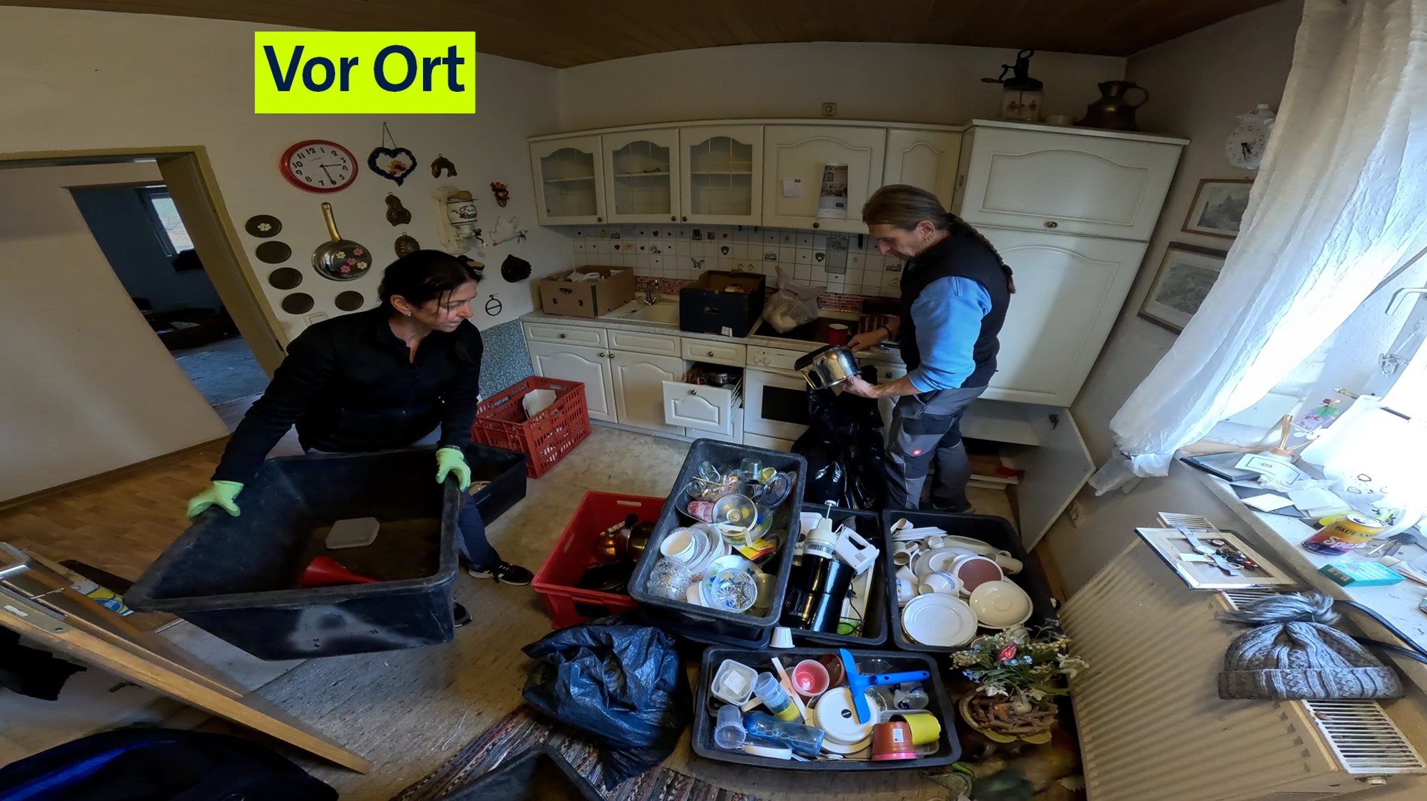 Die Entrümpler Michaela und Andreas räumen eine Wohnung aus. | Bild: BR Die Entrümpler Michaela und Andreas räumen eine Wohnung aus.