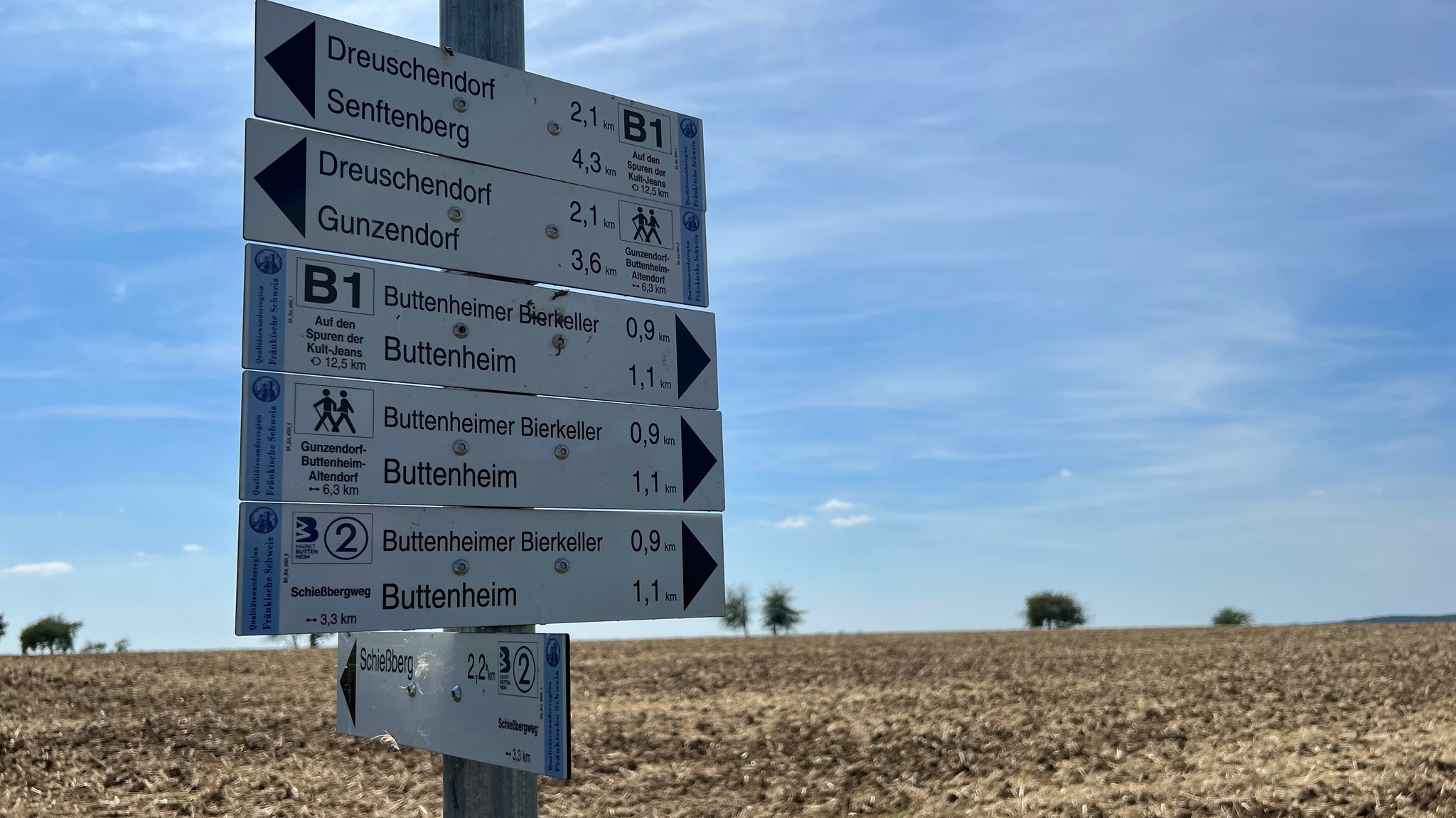 Wegweiser weisen verschiedene Wanderwege aus, zum Beispiel nach Dreuschendorf, Gunzendorf oder Buttenheim. 