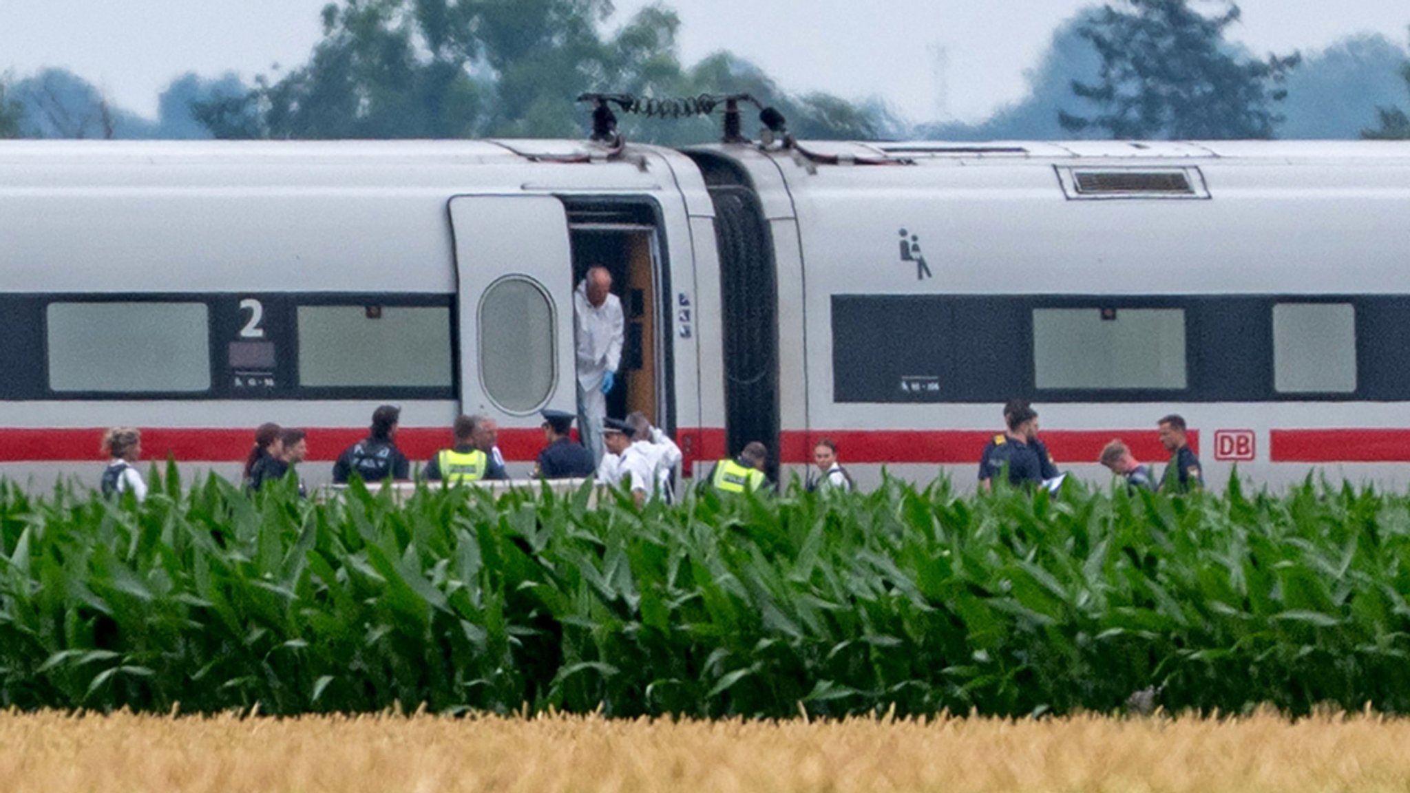 Die Polizei und Spurensicherung ermitteln in einem ICE, in dem ein Mann in Niederbayern mehrere Passagiere angegriffen hat. 