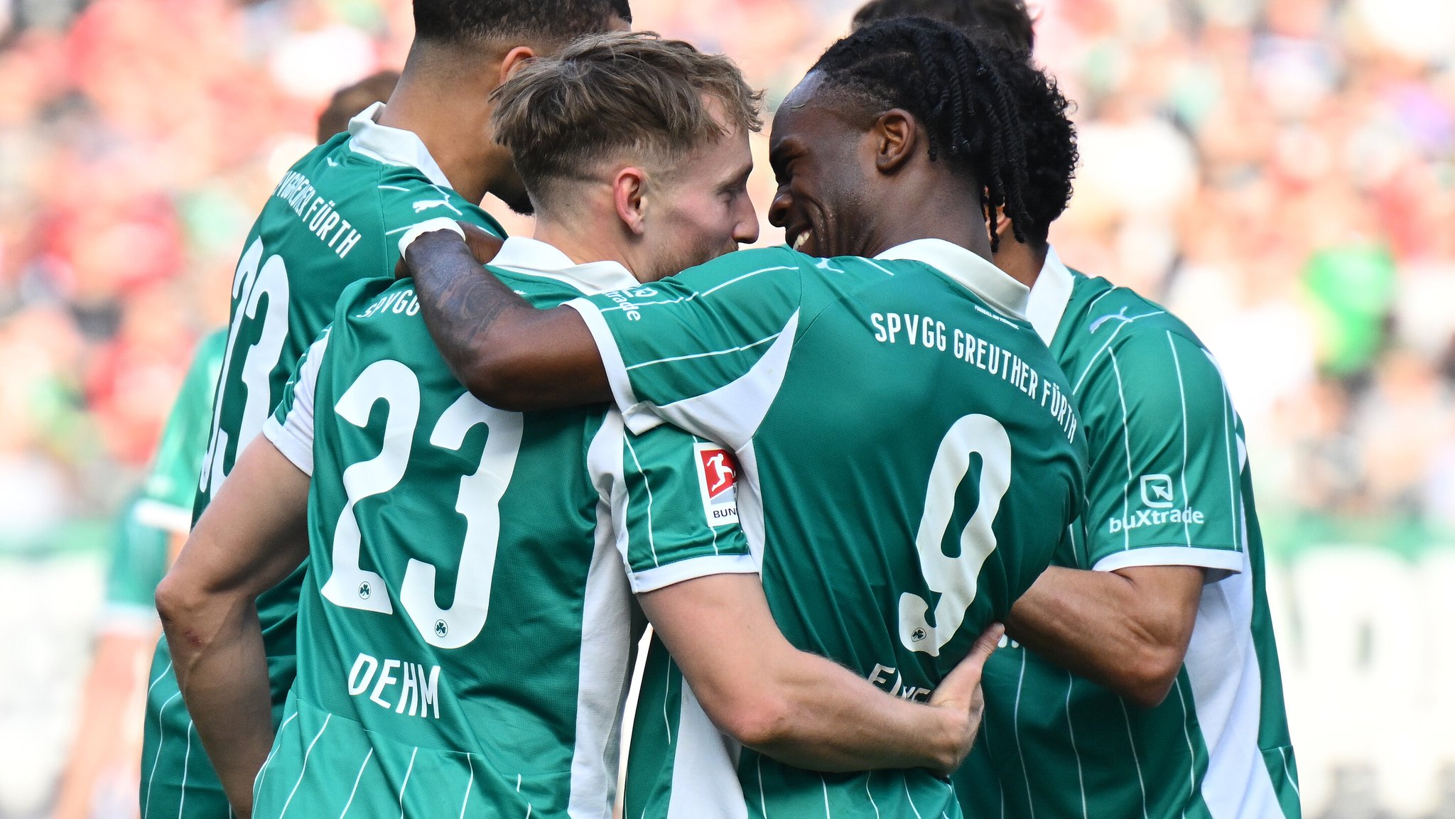 Zwei Torschützen in inniger Umarmung: Jannik Dehm und Noel Futkeu (rechts) trafen für Fürth zum Sieg in Hannover. | Bild: picture alliance / Sportfoto Zink / Wolfgang Zink Zwei Torschützen in inniger Umarmung: Jannik Dehm und Noel Futkeu (rechts) trafen für Fürth zum Sieg in Hannover.