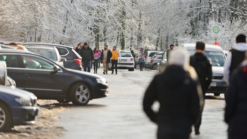 Viele Menschen zieht es zum Wandern oder Rodeln in die Mittelgebirge. | Bild: pa/Daniel Kubirski Viele Menschen zieht es zum Wandern oder Rodeln in die Mittelgebirge.