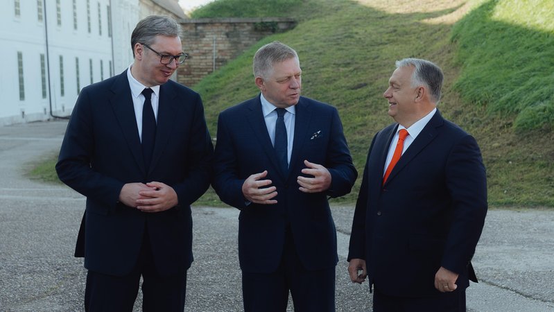 Der serbische Präsident Aleksandar Vucic (l.), Robert Fico (Premierminister Slowakei, m.), und Ungarns Ministerpräsident Viktor Orbán | Bild: picture alliance / Anadolu | Robert Nemeti Der serbische Präsident Aleksandar Vucic (l.), Robert Fico (Premierminister Slowakei, m.), und Ungarns Ministerpräsident Viktor Orbán