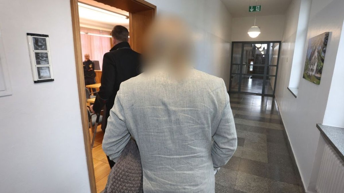 Ein Mann betritt im Landsberger Amtsgericht einen Gerichtssaal. Sein Kopf ist verpixelt.