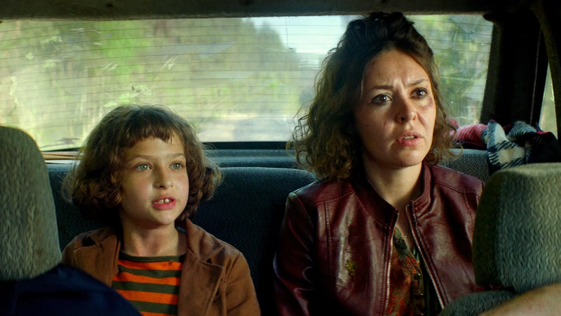 Olga und ihre Tochter sind auf der Flucht vor Olgas Mutter in "No Looking Back" (Filmszene). 
