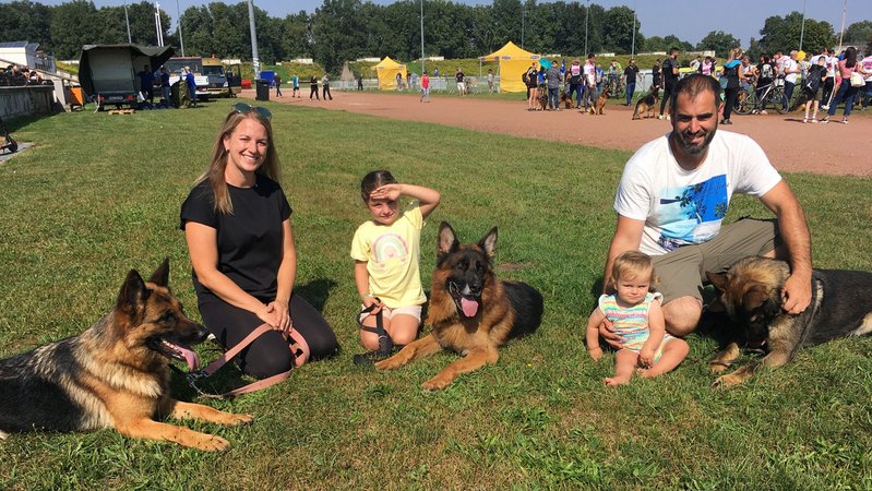 Familie Hepp mit ihren drei Hunden: Bellezza, Gin Tonic, und Tektalos. | Bild: BR / Tobias Burkert Familie Hepp mit ihren drei Hunden: Bellezza, Gin Tonic, und Tektalos.