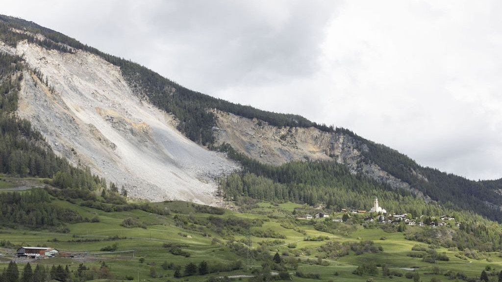 12.05.2023: Blick auf das Dorf Brienz und den "Brienzer Rutsch". | Bild: dpa-Bildfunk/Arnd Wiegmann 12.05.2023: Blick auf das Dorf Brienz und den "Brienzer Rutsch".
