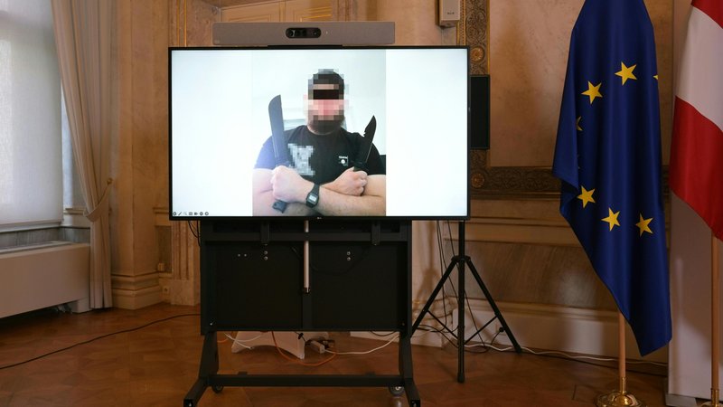 Das Bundesministerium für Inneres (BMI) zeigt ein Foto des unter Terror-Verdacht festgenommenen mutmaßliche IS-Anhängers. | Bild: dpa-Bildfunk/Roland Schlager Das Bundesministerium für Inneres (BMI) zeigt ein Foto des unter Terror-Verdacht festgenommenen mutmaßliche IS-Anhängers.