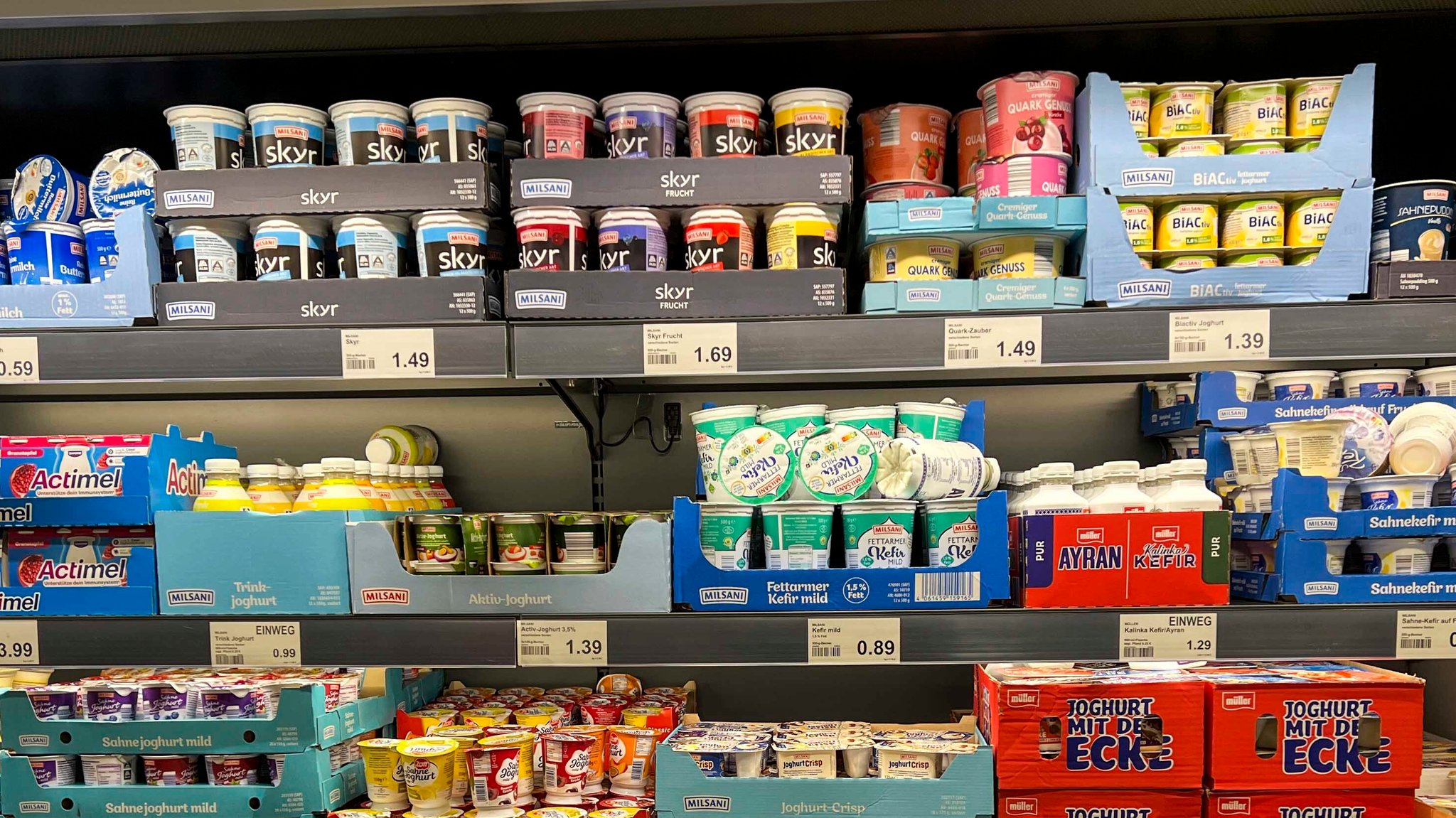 Verschiedene Jogurthbecher stehen in einem Kühlregal in einem Supermarkt. | Bild: picture alliance / ABBfoto Verschiedene Jogurthbecher stehen in einem Kühlregal in einem Supermarkt.