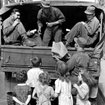 Deutsche und Amerikaner - Wie 1945 aus Feinden Freunde wurden | Bild: picture-alliance / dpa | dpa dena