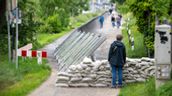 In Regensburg ist ein Uferweg mit Sandsäcken und einer mobilen Hochwasser-Schutzwand gesichert. | Bild:picture alliance/dpa | Pia Bayer