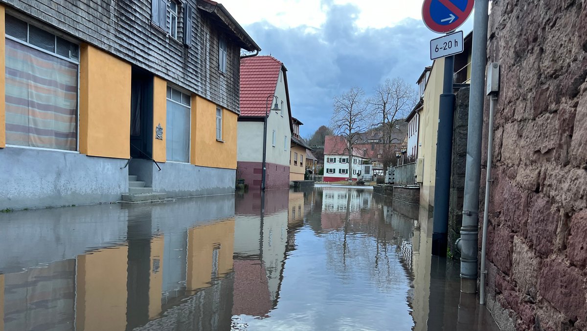 Überflutete Gasse in Rattelsdorf nahe Bamberg