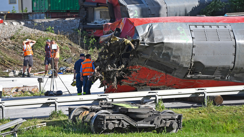 Aufräumarbeiten an der Unglücksstelle (Aufnahme vom Pfingstmontag). | Bild: pa / dpa / Uwe Lein Aufräumarbeiten an der Unglücksstelle (Aufnahme vom Pfingstmontag).