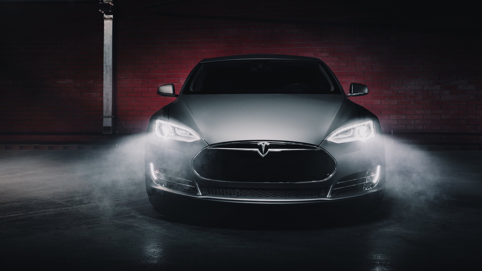 Der Autohersteller Tesla hat in seinen Fahrzeugen Kameras mit Wächtermodus installiert. Heißt: 24/7 Rundum-Überwachung, auch der Umgebung. Die Videos werden gespeichert. Rechtlich umstritten, aber als Beweismittel immer beliebter bei der Polizei. | Bild: stock.adobe.com/Ivan Kurmyshov Der Autohersteller Tesla hat in seinen Fahrzeugen Kameras mit Wächtermodus installiert. Heißt: 24/7 Rundum-Überwachung, auch der Umgebung. Die Videos werden gespeichert. Rechtlich umstritten, aber als Beweismittel immer beliebter bei der Polizei.
