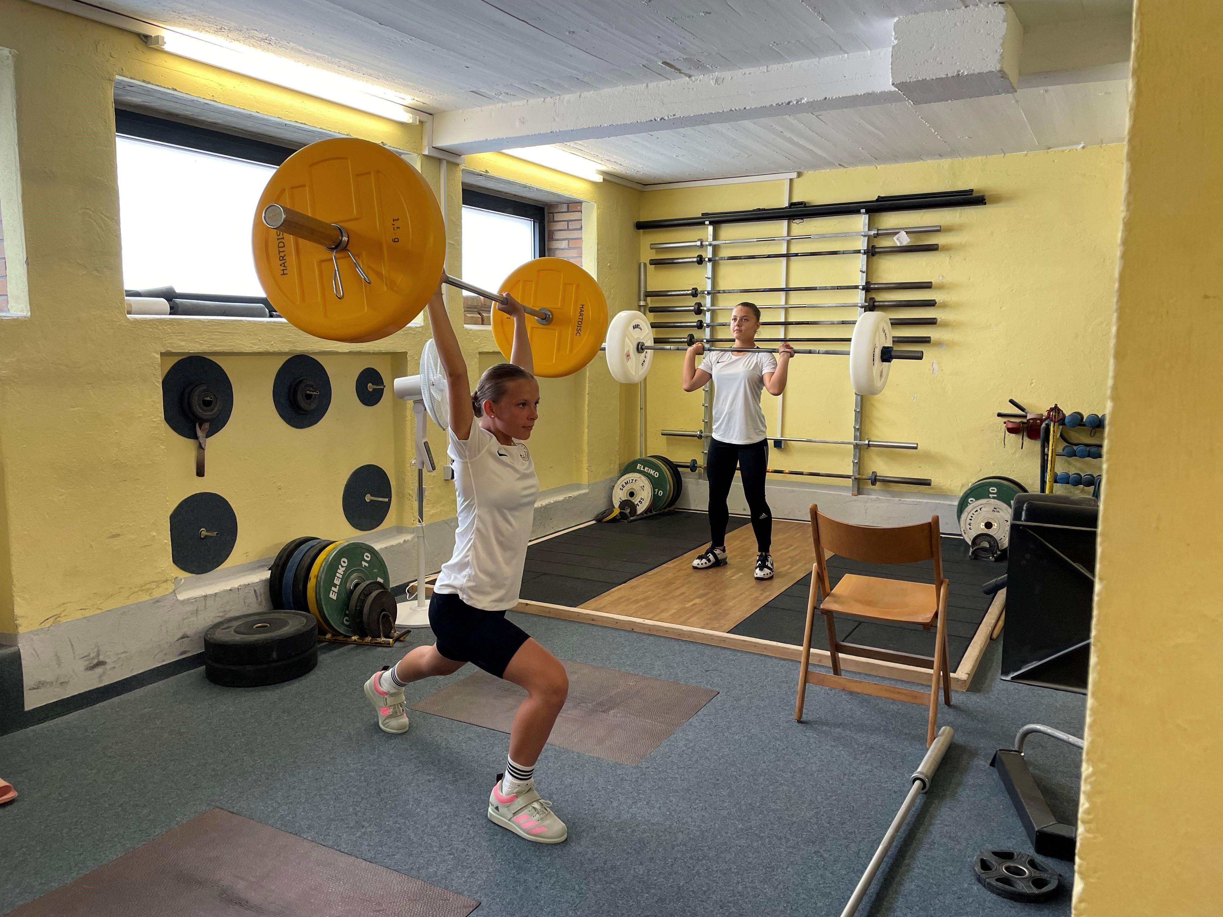Gewichtheben für Jugendliche Muskelberge sind nicht das Ziel BR24