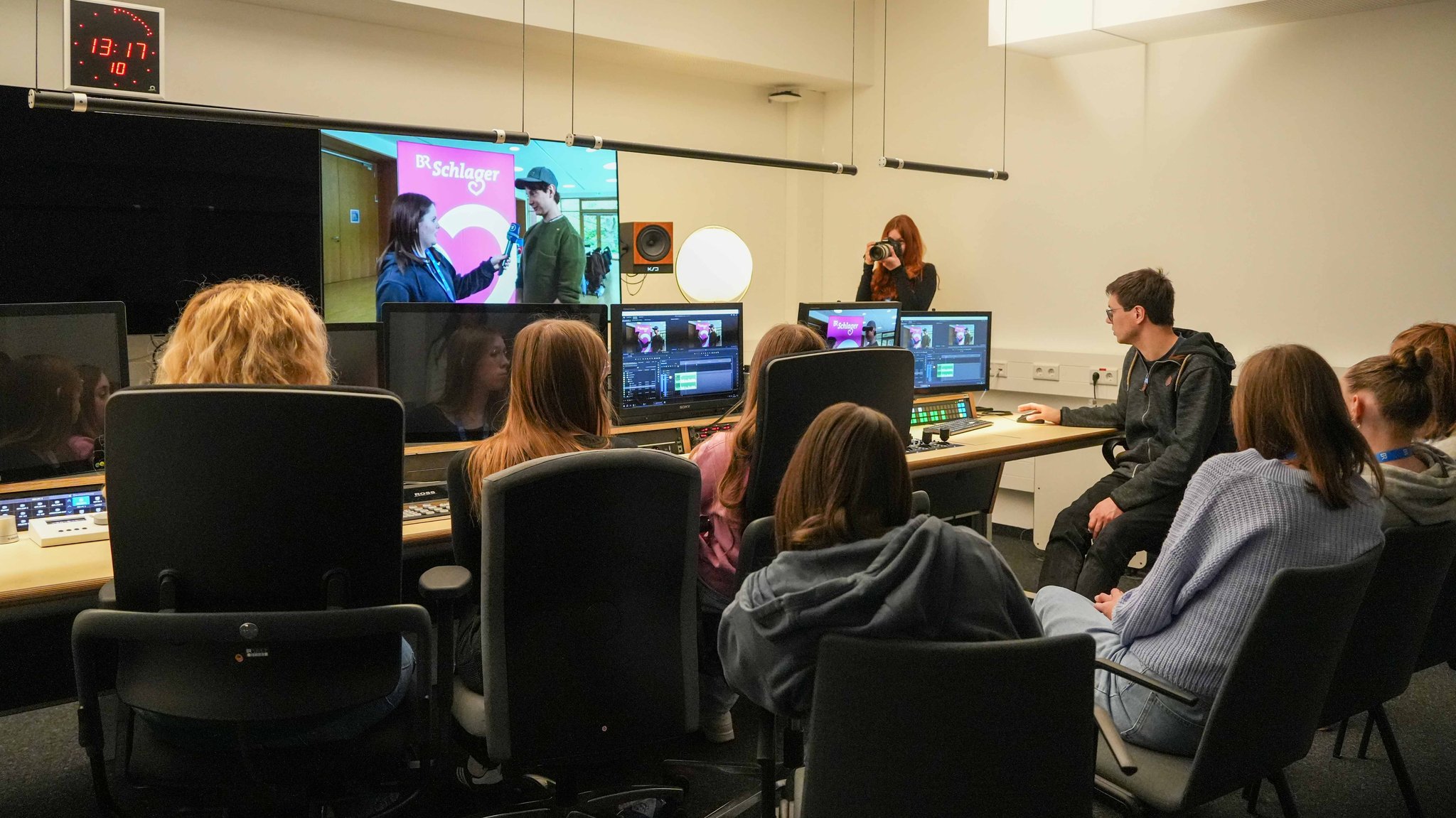 Die Teilnehmerinnen am Girls-and-Boys-Day bei technischen Erklärungen zum Filmschnitt