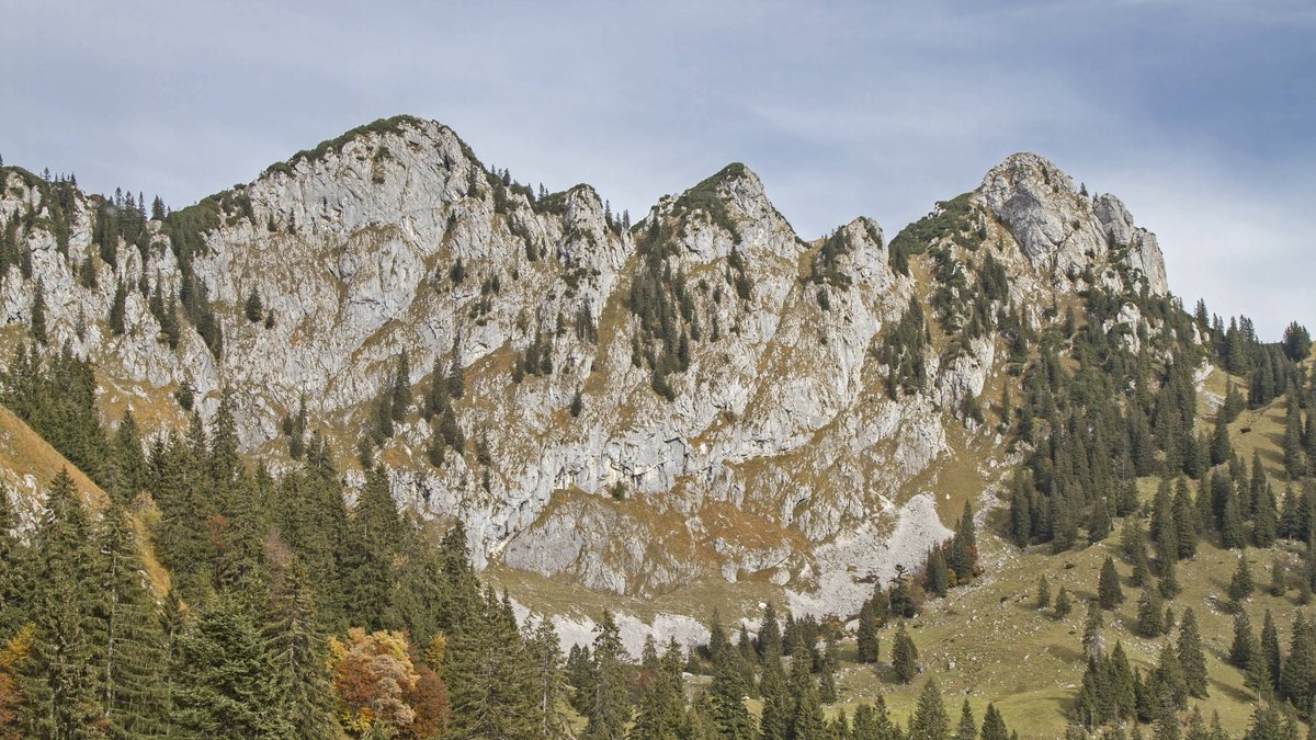 Die drei Achselköpfe sind ein bis zu 1710 m hoher Teil des Rückens der Benediktenwandgruppe in den Bayerischen Voralpen.