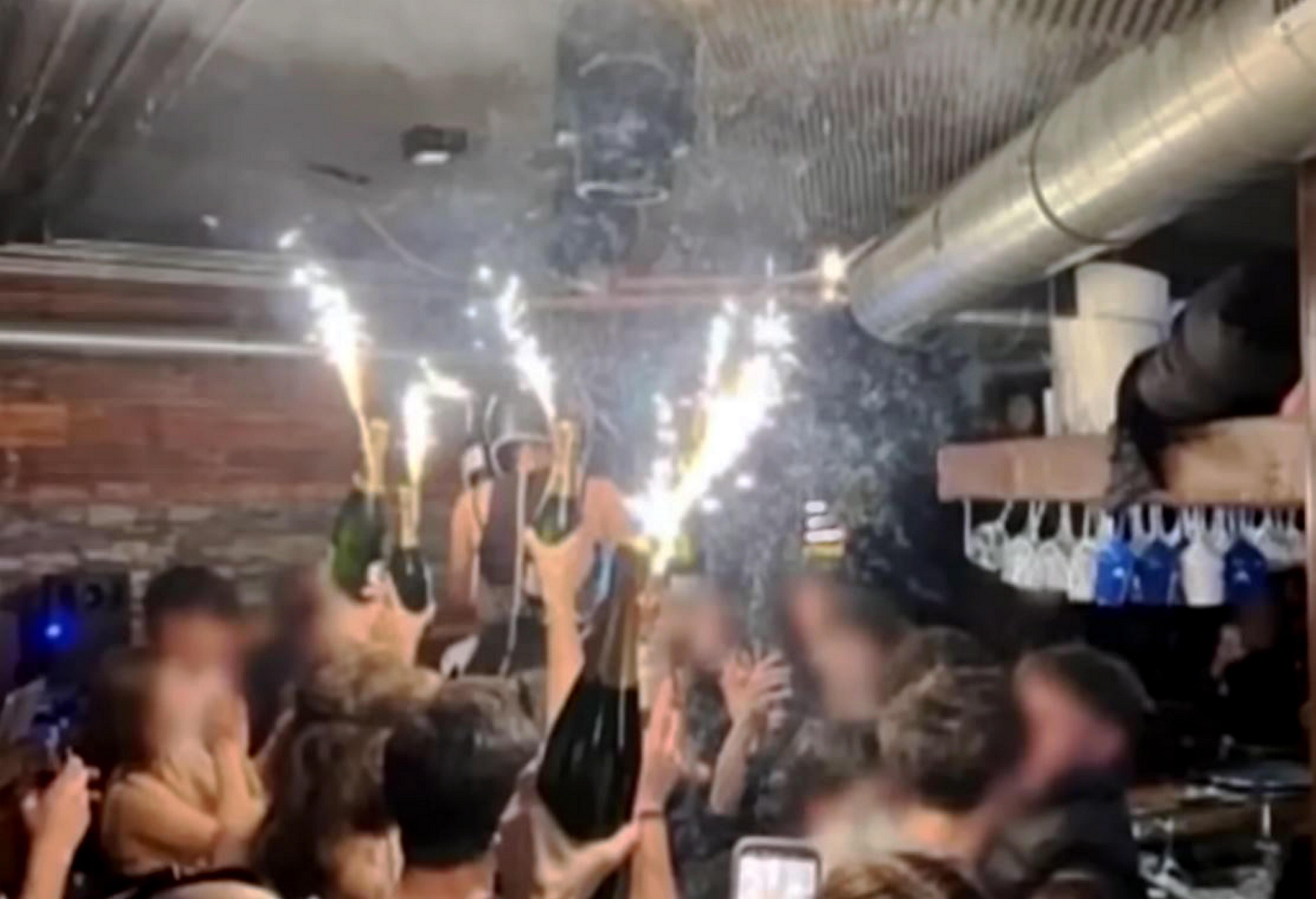 Feuerwerk auf Champagnerflasche löste laut Behörden den Brand aus.