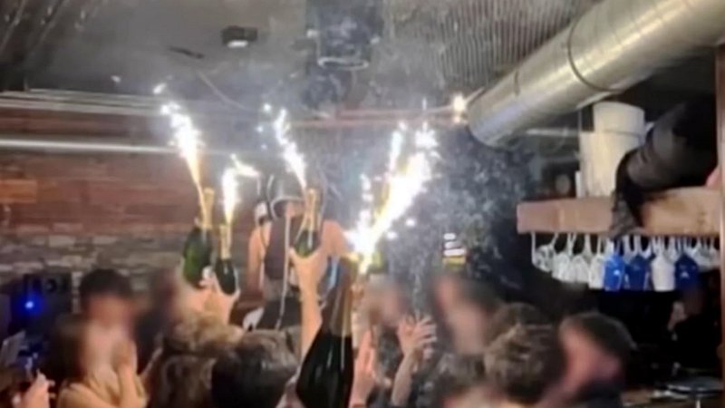 Feuerwerk auf Champagnerflasche löste laut Behörden den Brand aus. | Bild: picture alliance / ipa-agency | Agenzia Fotogramma Feuerwerk auf Champagnerflasche löste laut Behörden den Brand aus.