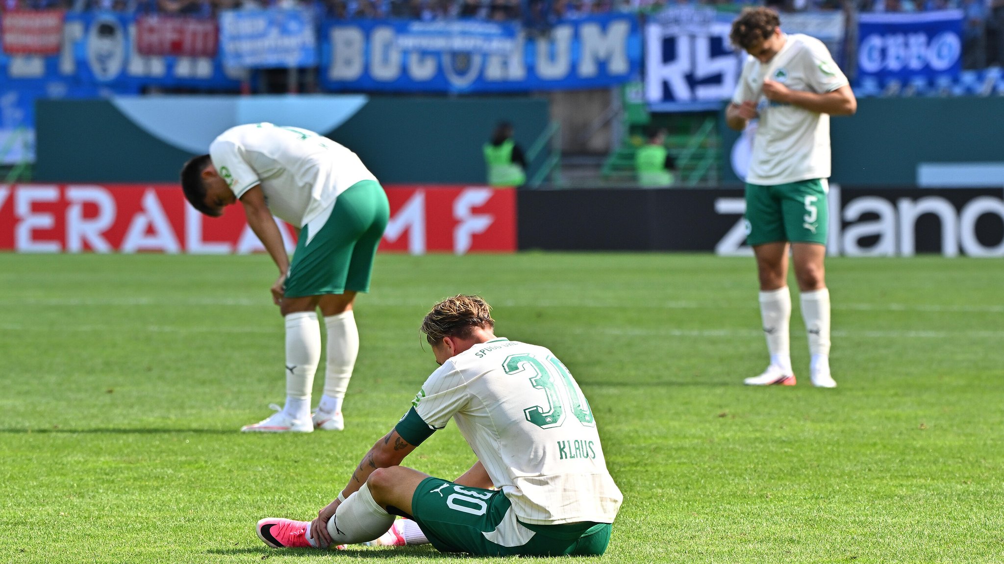 Fürth am Boden: Kapitän Felix Klaus (vorne) nach dem Pokal-Aus gegen Bochum. | Bild: picture-alliance / dpa Fürth am Boden: Kapitän Felix Klaus (vorne) nach dem Pokal-Aus gegen Bochum.