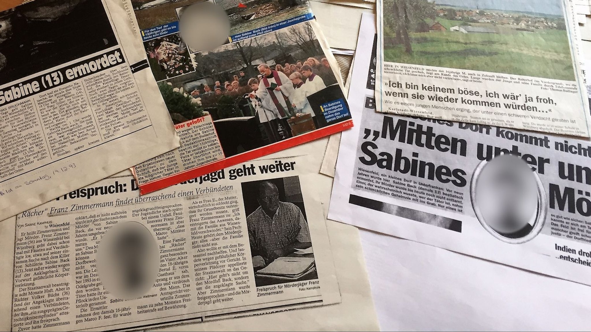 (Archivbild) Zeitungsartikel über den Tod einer 13-Jährigen in Wiesenfeld im Dezember 1993