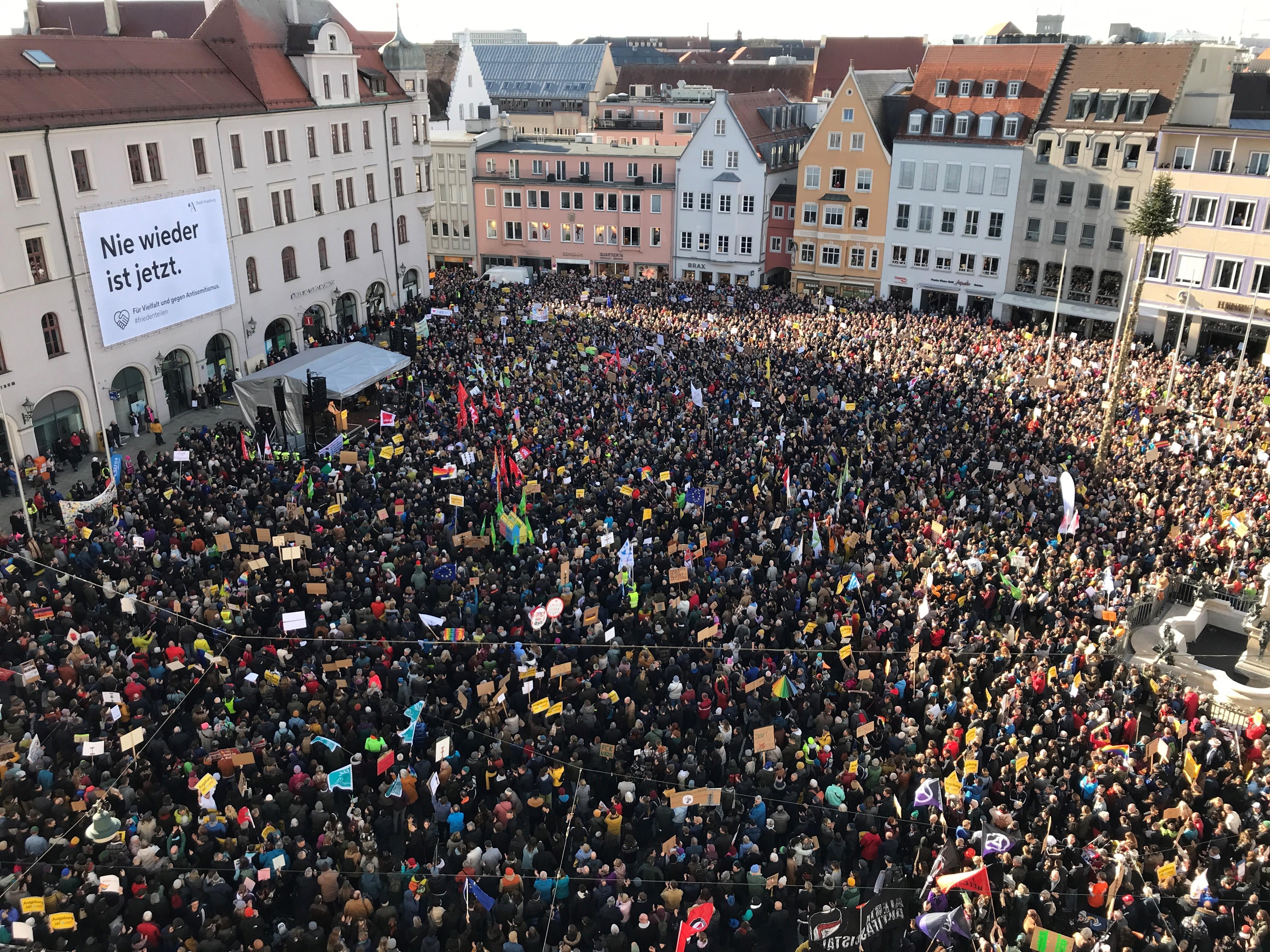 Der Augsburger Rathausplatz und die Nebenstraßen ringsum waren gesäumt mit Demonstrierenden gegen Rechtsextremismus. 