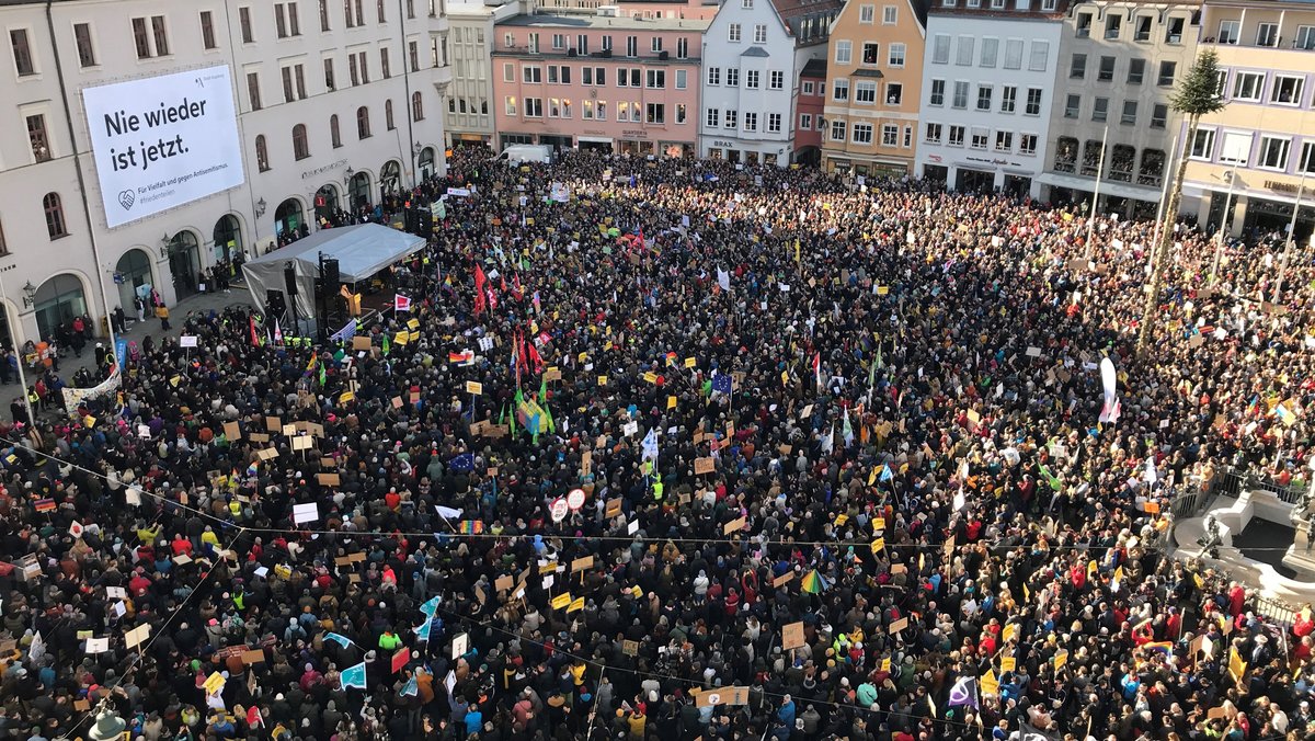 Der Augsburger Rathausplatz und die Nebenstraßen ringsum waren gesäumt mit Demonstrierenden gegen Rechtsextremismus. 