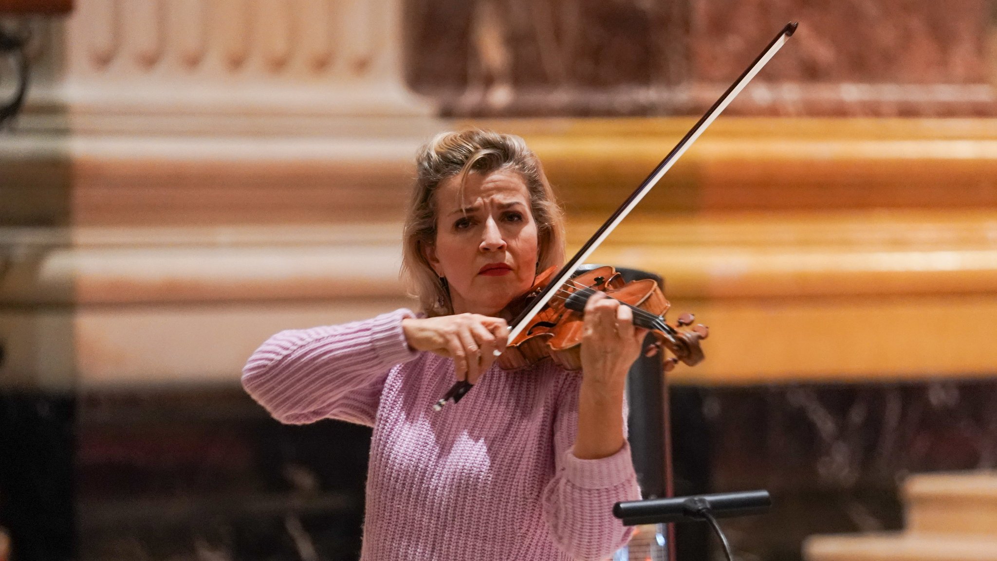 Die Geigerin Anne-Sophie Mutter spielt bei der traditionellen musikalischen Vesper mit ihrem Ensemble im Berliner Dom (Archivbild).