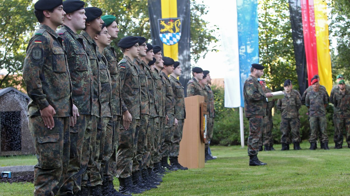 29.06.2011: Ausscheidende Wehrdienstleistende in der Leopold-Kaserne in Amberg (Oberpfalz) während ihrer Verabschiedung aus dem Grundwehrdienst.