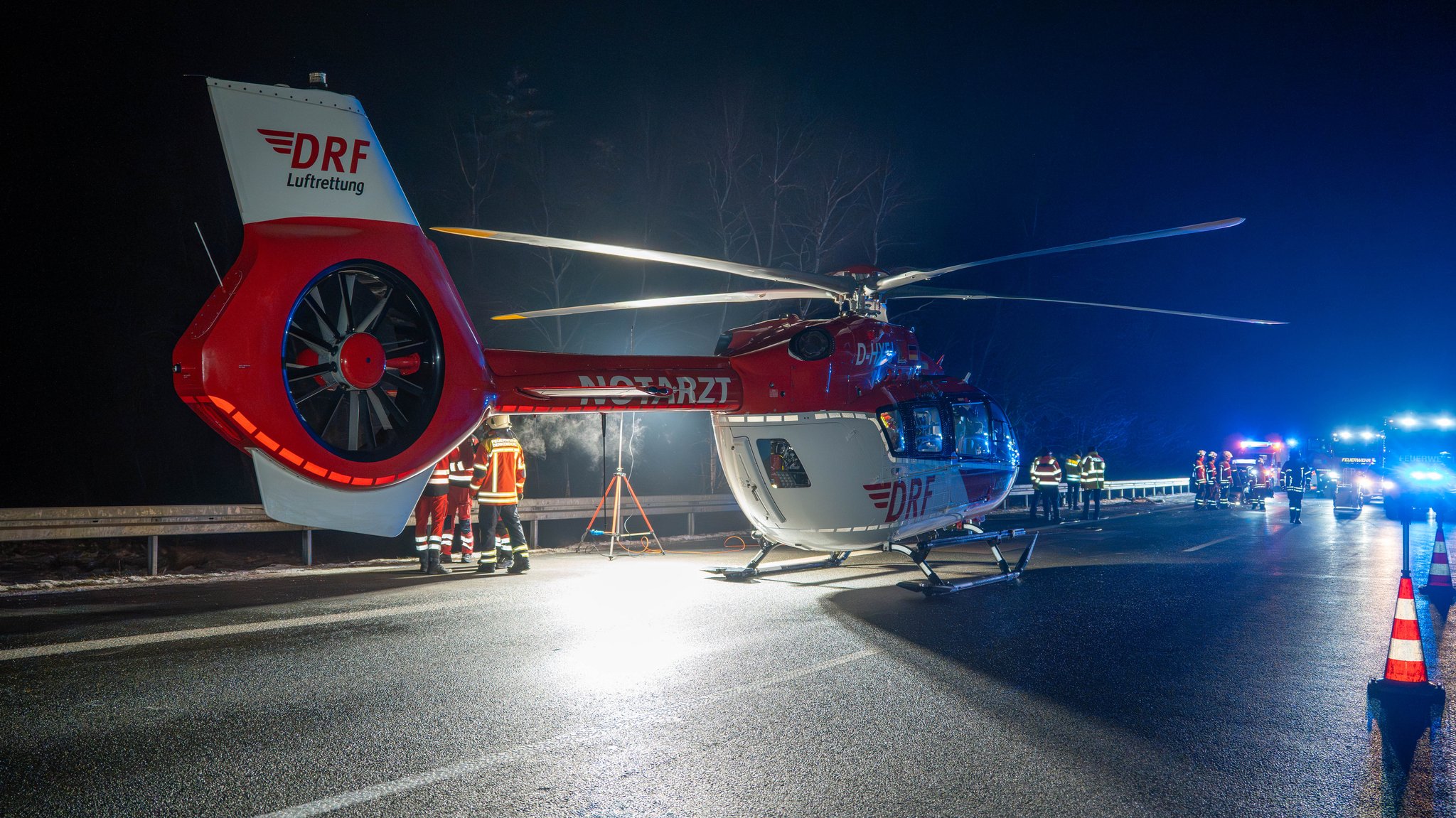 Defekter Hubschrauber auf der A9 | Bild: News5/Haubner Defekter Hubschrauber auf der A9