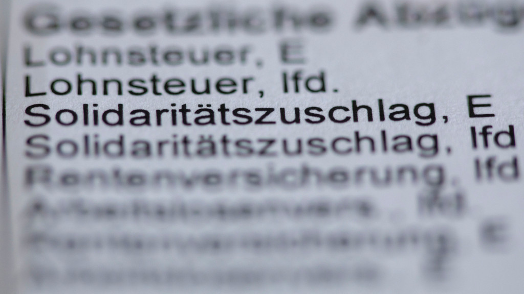 Der Posten Solidaritätszuschlag ist auf einer Lohnabrechnung zu sehen. | Bild: dpa-Bildfunk/Jens Büttner Der Posten Solidaritätszuschlag ist auf einer Lohnabrechnung zu sehen.