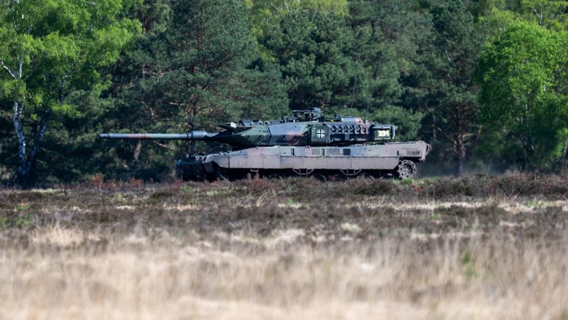Der Kampfpanzer Leopard 2 und andere Rüstungsgüter werden bis heute überwiegend in teuren Kleinserien hergestellt. | Bild: picture alliance / SvenSimon | Malte Ossowski/SVEN SIMON Der Kampfpanzer Leopard 2 und andere Rüstungsgüter werden bis heute überwiegend in teuren Kleinserien hergestellt.