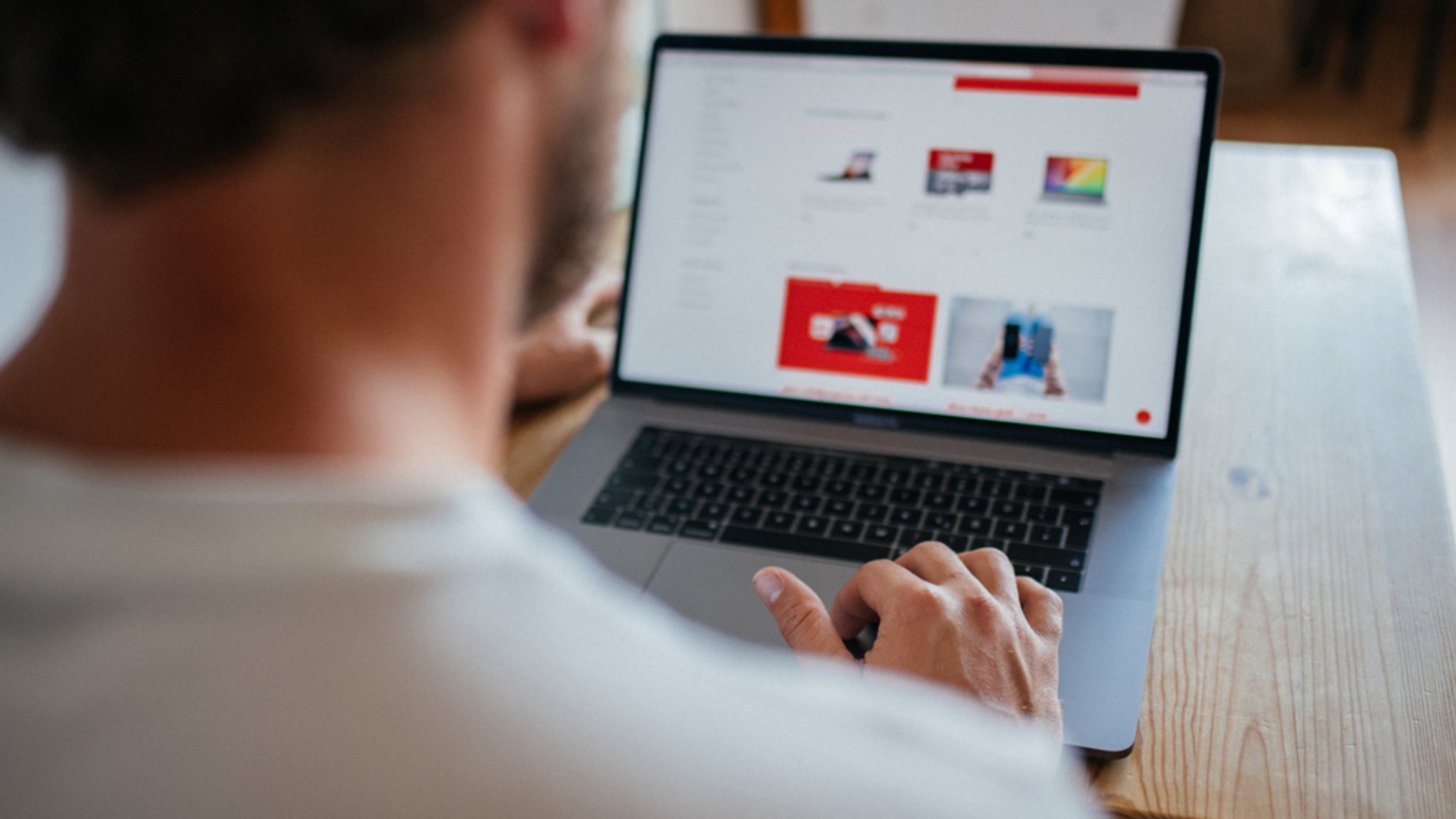 Ein Mann sitzt vor einem Laptop und bestellt etwas online. | Bild: Julia Müller / BR Ein Mann sitzt vor einem Laptop und bestellt etwas online.