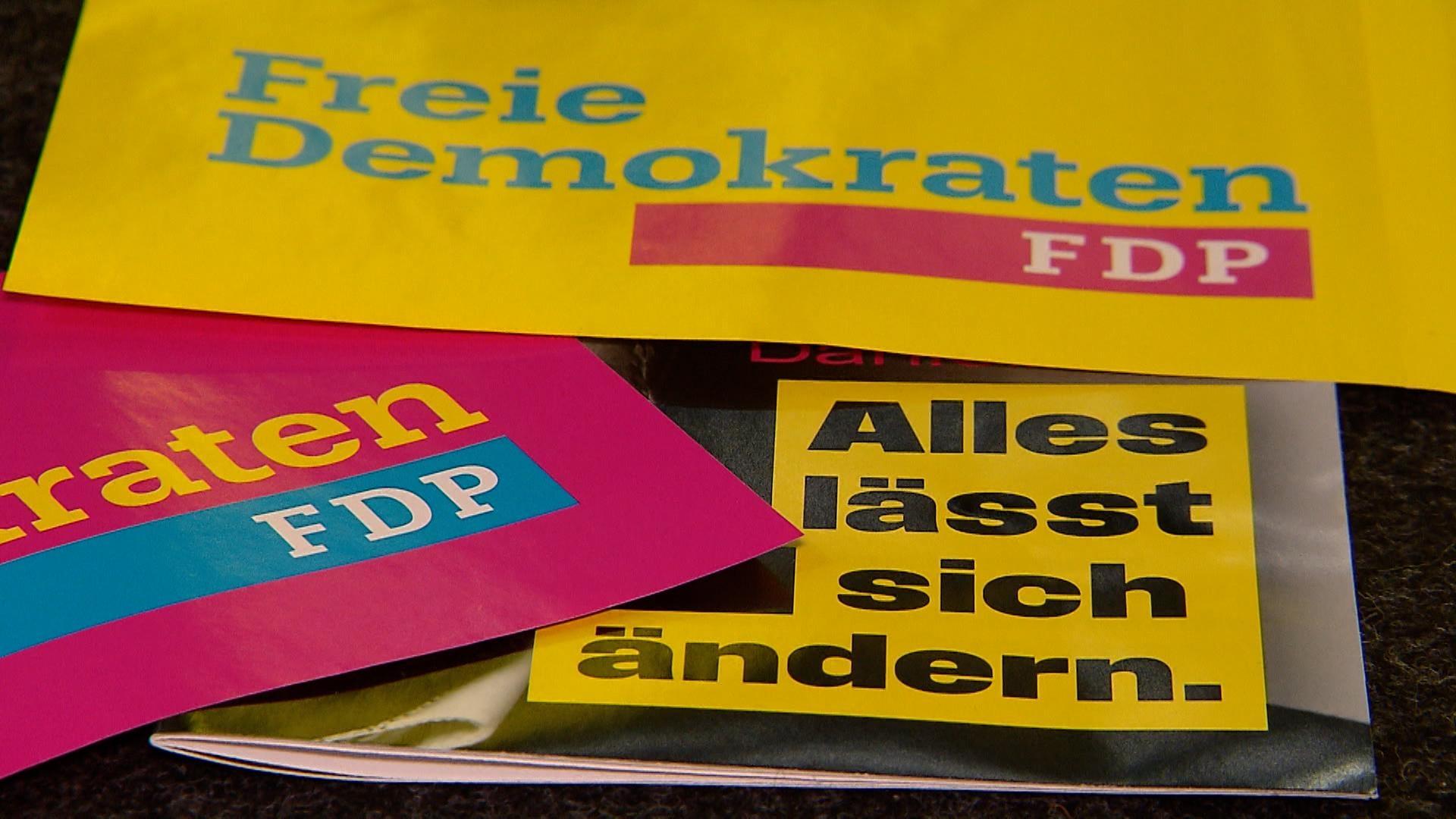 Nahaufnahme von Papieren mit FDP-Wahlsprüchen wie "Alles lässt sich ändern" und dem Logo der Partei. Die FDP Bayern zieht mit Martin Hagen an der Spitze in den Wahlkampf.