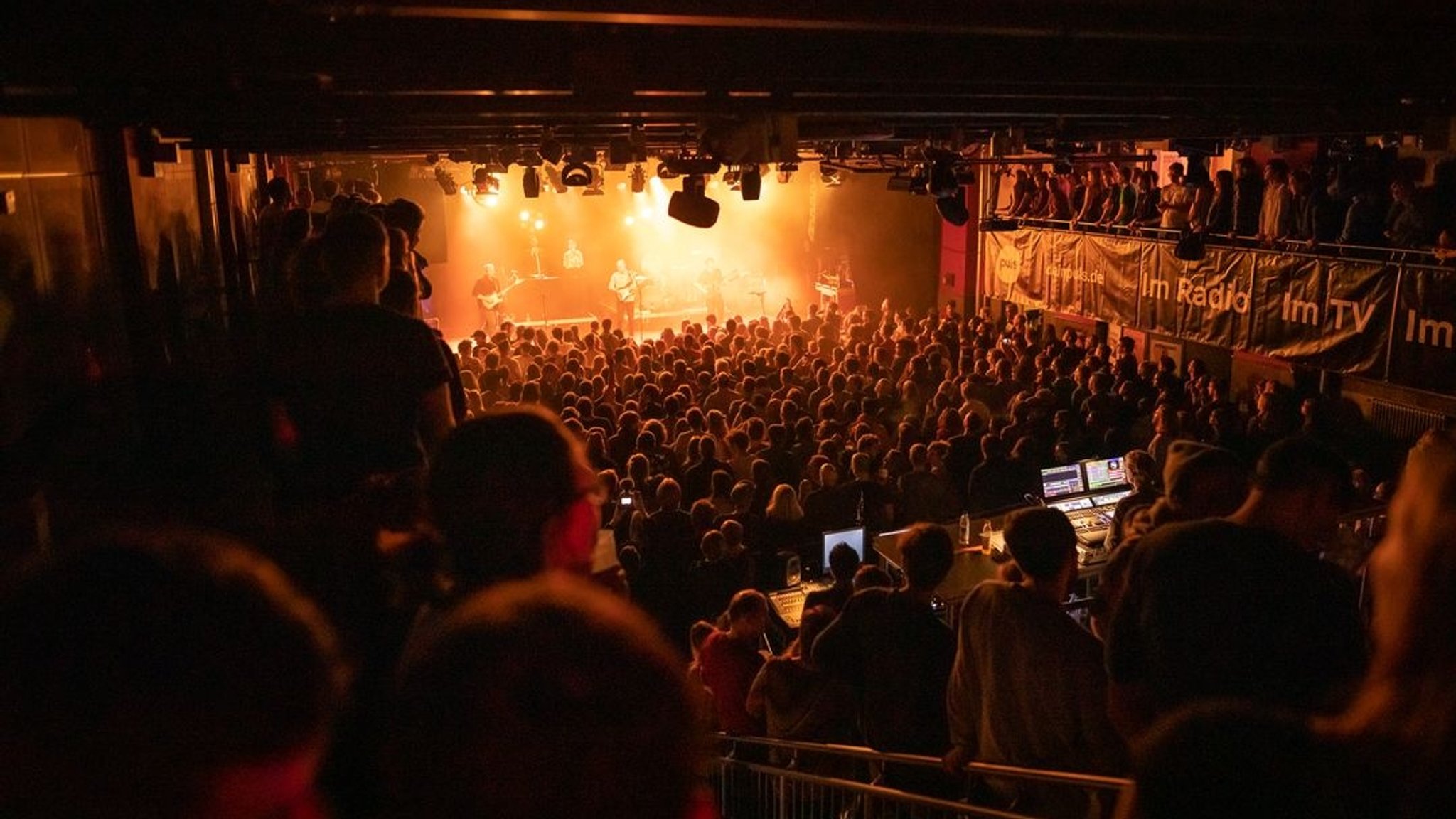 Dicht gedrängt steht das Publikum bei einem Konzert vor der Bühne im Erlanger E-Werk